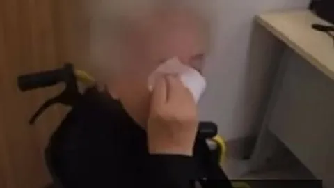 足球悲剧重演：毕津浩点球破门被判越位，边裁误判引热议